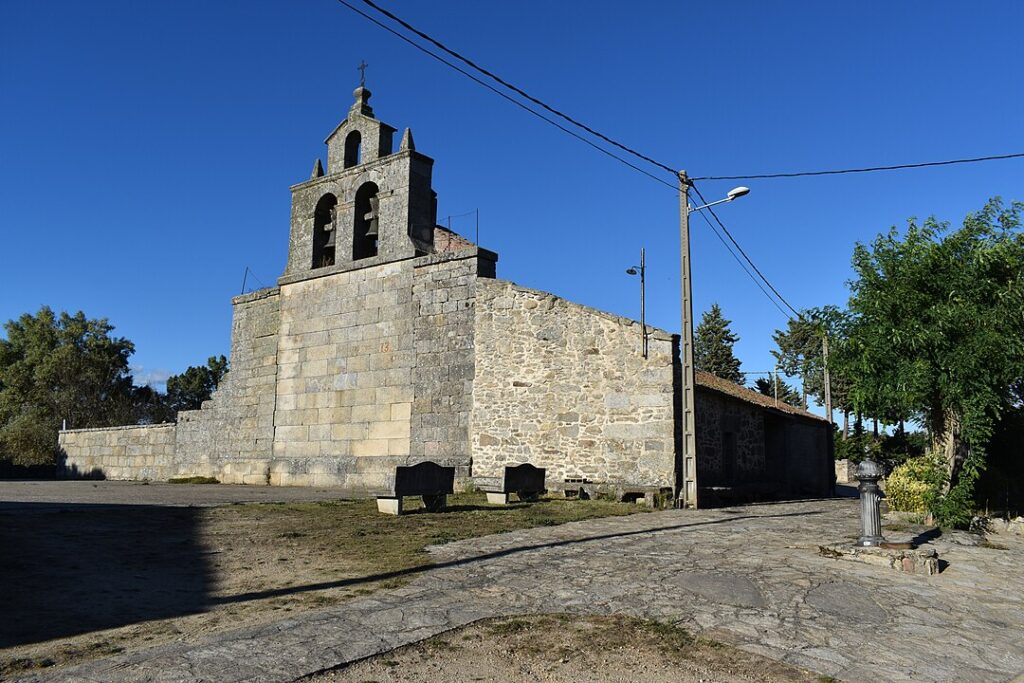 La iglesia parroquial de la Purísima Concepción se encuentra situada en un pequeño altozano, junto a la carretera, y tiene anexado un pequeño cementerio en el copstado norte. Su arquitectura tradicional y el ábside semicircular hacen de esta iglesia un espacio de patrimonio y cultura viva. Rodeada de paisaje natural, ofrece rutas tranquilas y experiencias auténticas de turismo rural, permitiendo a los visitantes conectar con la historia, la fe y la identidad de Gamones y su comarca